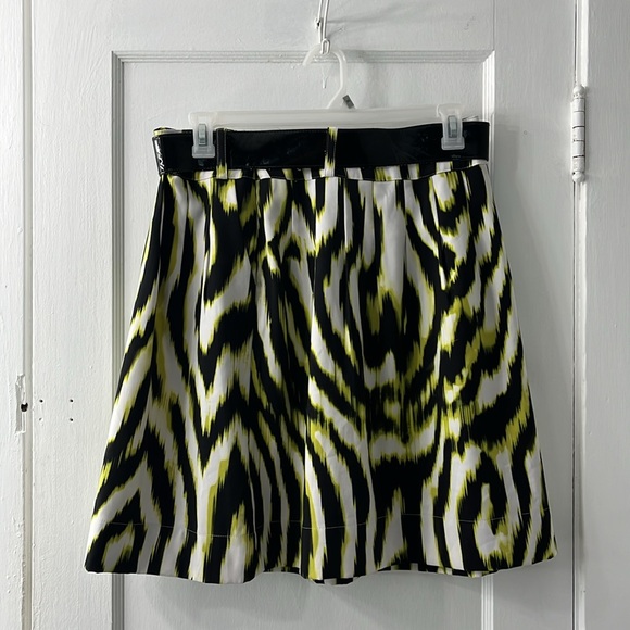 Worthington. Beautiful black and yellow skirt. Size 10. - Picture 4 of 5